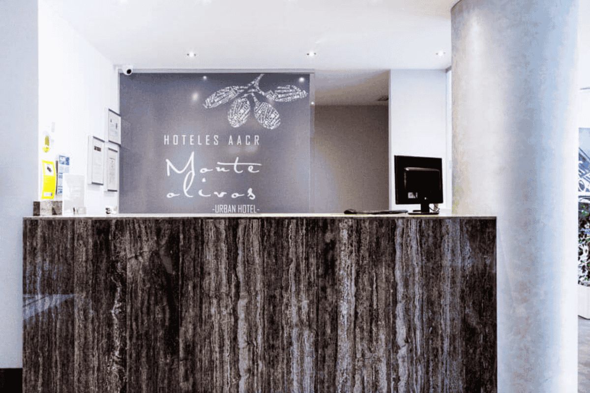 Recepción-hotel-MonteOlivos
